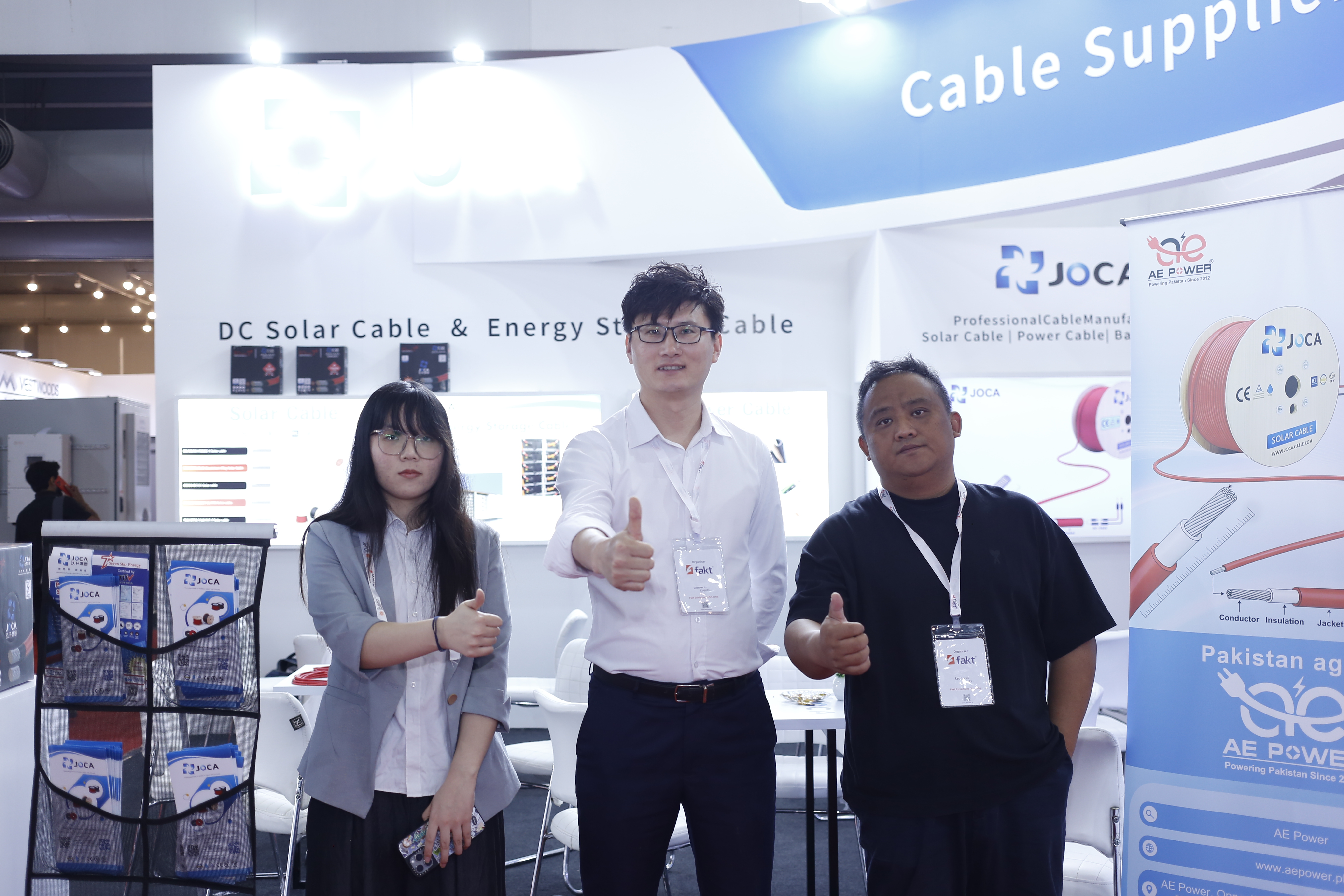 在厨房抱住岳丰满大屁股